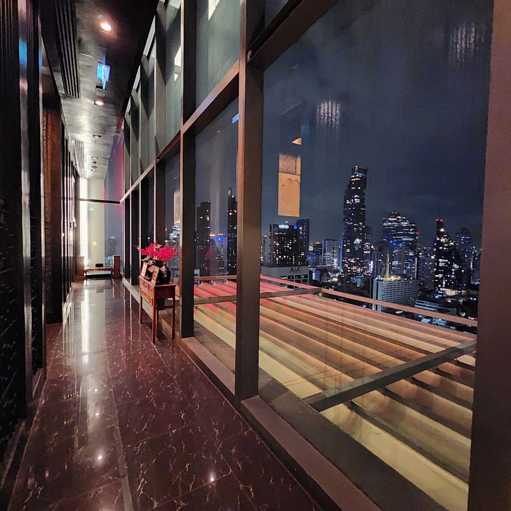 Photographer Vaughn Lowery captures Marriott Bangkok for 360 MAGAZINE. 