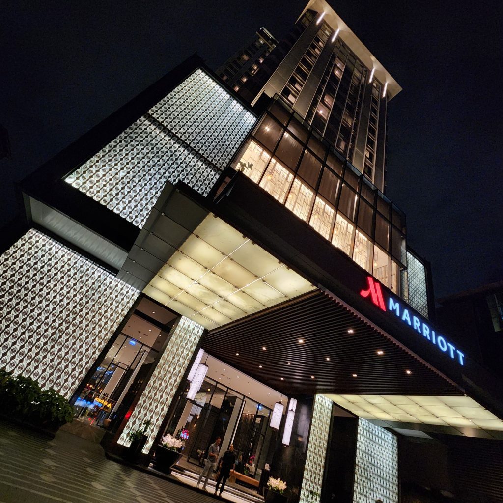 Photographer Vaughn Lowery captures Marriott Bangkok for 360 MAGAZINE. 